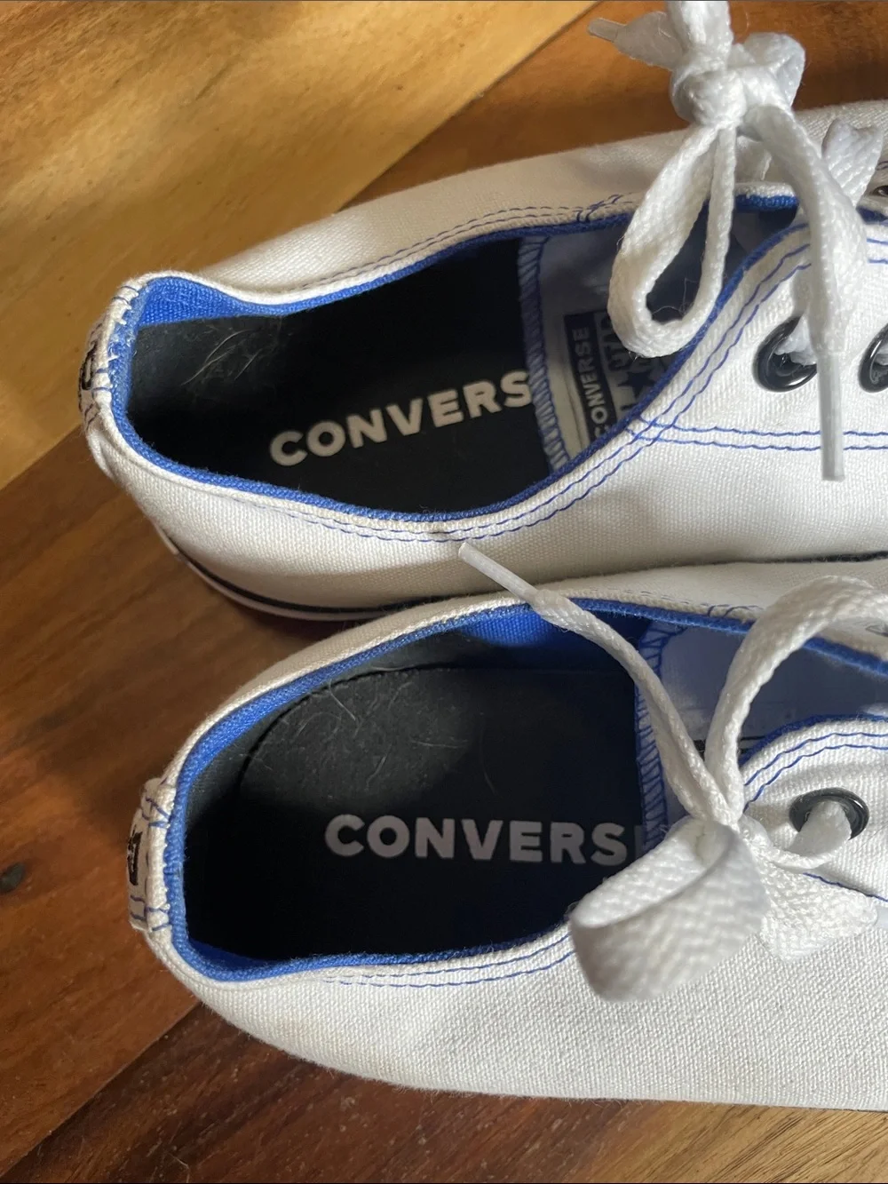 Converse Unisex White Sneakers. Good Condition. Men's Size 11. Women's Size 13. - Picture 8 of 11